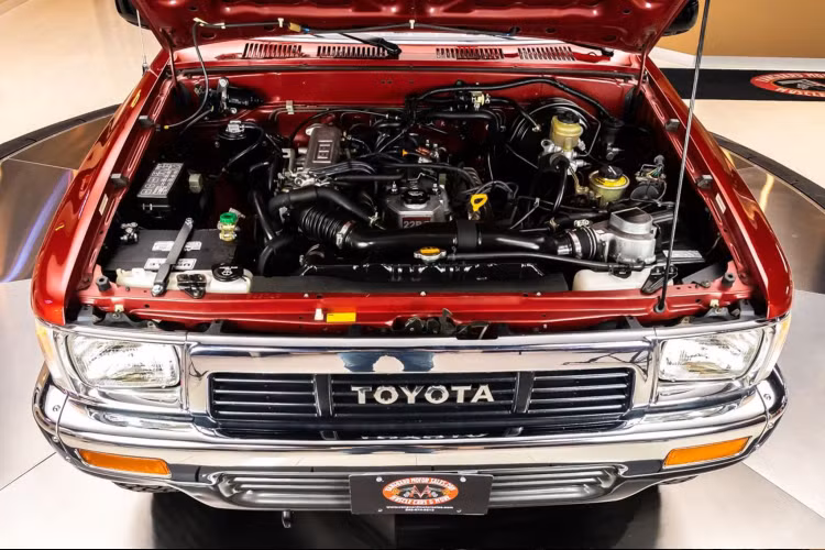Bên trong cabin Hilux cũng trong tình trạng tốt. Mọi thứ đều hoàn hảo và nguyên sơ bao gồm đài FM/AM, đồng hồ đo tốc độ, tay quay truyền thống để lên xuống kính cửa sổ, thảm sàn và ghế bọc vải.