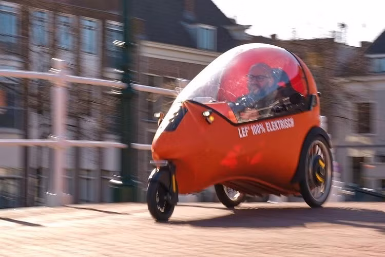 Xe LEF chạy điện là sản phẩm của công ty EV Mobility và là phát minh của Erik Vegt và Dave Goudeket. Hiện tại, LEF chỉ hợp pháp đi đường ở Hà Lan, nơi nó được phân loại là một xe đạp điện. Nó trông giống như một chiếc velomobile (một dạng phương tiện lai tạo xe đạp/ô tô) hoặc một chiếc xe đạp nằm khép kín, nhưng nó thực sự chạy hoàn toàn bằng điện và bạn không cần phải đạp để tạo động lực.
