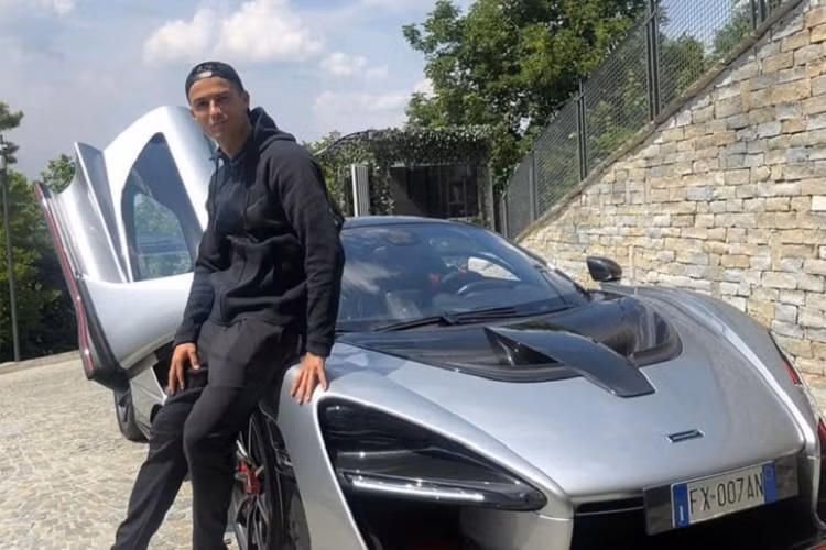 McLaren Senna (1,3 triệu USD): Senna là mẫu xe hiếm hoi của McLaren được Ronaldo chú ý đến. Số lượng sản xuất giới hạn 500 chiếc với mức giá khởi điểm từ 1,3 triệu của Senna đã thu hút Ronaldo. McLaren Senna được trang bị động cơ tăng áp kép V8 4.0L, sản sinh công suất 789 mã lực, tăng tốc 0-100 km/h trong 3 giây, 0-200 km/h trong 6,8 giây và tốc độ tối đa 335 km/h.
