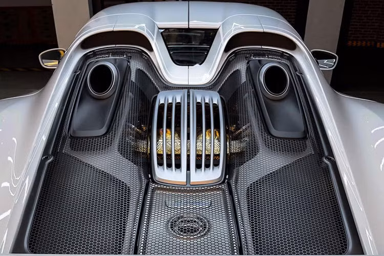 Hệ truyền động hybrid mang đến công suất tổng cộng cho Porsche 918 Spyder là 881 mã lực và mô-men xoắn cực đại 1.280 Nm. Mẫu xe hybrid của Porsche chỉ mất thời gian 2,8 giây để tăng tốc từ vị trí xuất phát lên 100 km/h trước khi đạt tốc độ tối đa 345 km/h.