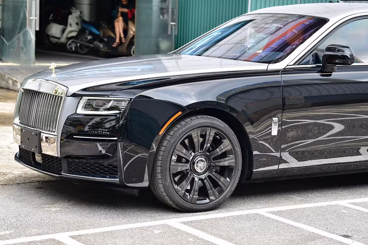 Hiện chưa rõ giá xe Rolls-Royce Ghost thế hệ mới này tại Việt Nam, chỉ biết rằng, chiếc xe Rolls-Royce Ghost 2021 đầu tiên xuất hiện ở Việt Nam có giá lên đến 45 tỷ đồng, nhưng nhanh chóng sau đó đã được điều chỉnh chỉ còn 43 tỷ đồng. Được biết, chiếc xe Rolls-Royce Ghost này thuộc bản trục cơ sở dài.