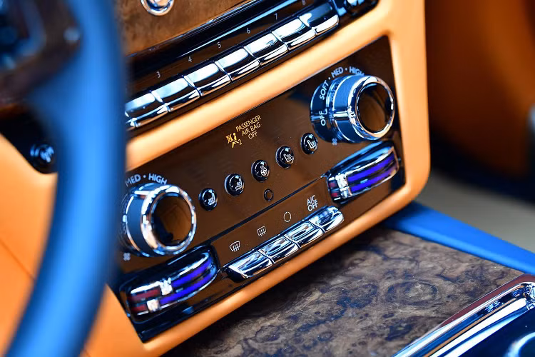 Illuminated Fascian sẽ là điểm nhấn có sẵn trong các mẫu xe siêu sang Rolls-Royce Ghost thế hệ mới, chi tiết này nằm ở bảng táp-lô đối diện ghế phụ với dòng chữ Ghost phát sáng và còn có 850 vì sao được tạo hình qua các bóng LED siêu nhỏ được các kỹ sư của Rolls-Royce mất hơn 2 năm nghiên cứu và phát triển cũng như 10.000 giờ lắp đặt.