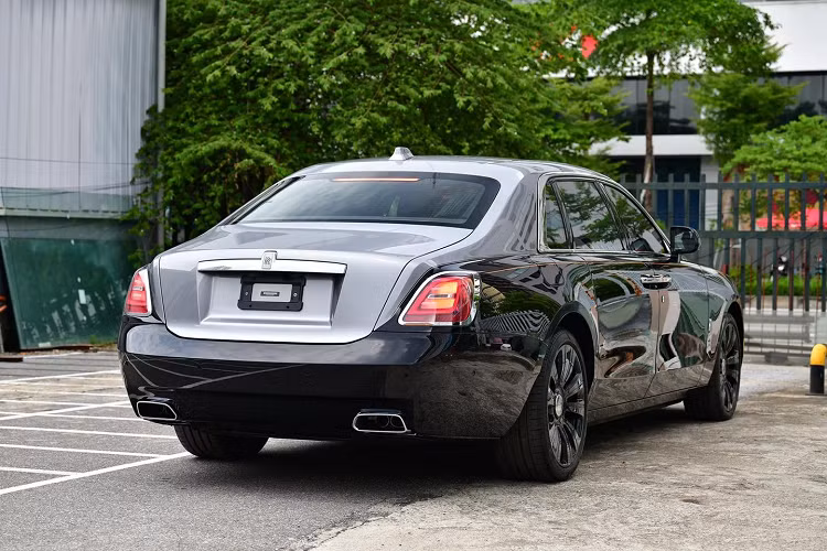 Hiện đã có 2 chiếc xe siêu sang Rolls-Royce Ghost thế hệ mới xuất hiện tại dải đất hình chữ S, trong đó, chiếc xe Rolls-Royce Ghost 2021 thứ 2 về Việt Nam mới được cho thông quan và đã về 1 công ty nhập khẩu tư nhân có tiếng ở Hà Nội.