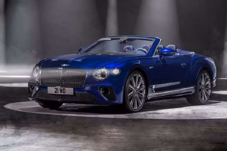 Continental GT Speed Convertible mới sở hữu phần mui vải có thể đóng / mở trong vòng 19 giây, bề mặt bên ngoài của mui có 7 tùy chọn màu sắc và mặt trong có tới 8 lựa chọn tông màu, nổi bật là màu đỏ New Red và trắng Magnolia.