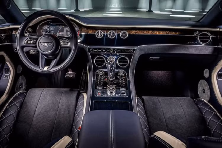 Di chuyển vào bên trong, nội thất của Continental GT Speed Convertible được bọc da kết hợp Alcantara hai tông, bảng màu cũng rất đa dạng gồm 15 màu chính và 11 màu phụ. Vô lăng cũng được bọc da Alcantara, trong khi ghế và ốp cửa gây ấn tượng với họa tiết kim cương.