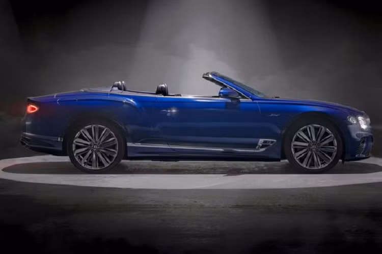 Chiếc Bentley Continental GT mui trần thể thao có thể tăng tốc từ 0 - 96 km/h trong 3,6 giây và cán tốc độ tối đa 335 km/h, chậm hơn 0,1 giây so với bản coupe về khả năng chạy nước rút.