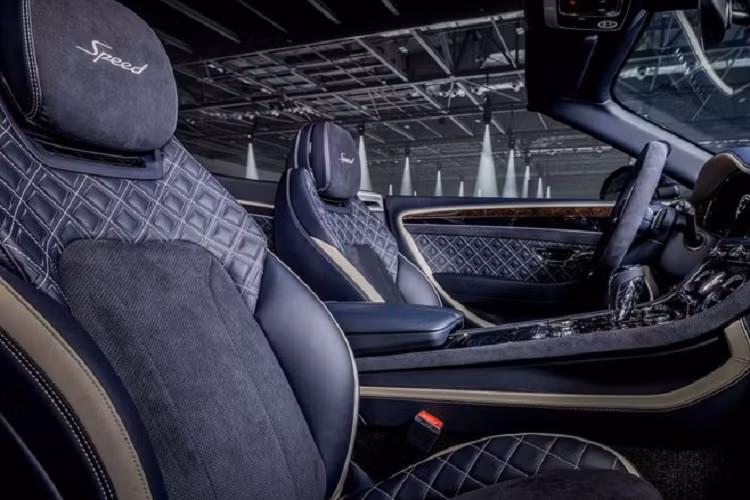 Bentley còn cung cấp nhiều màu sắc khác nhau cho các chi tiết ốp gỗ giúp tăng vẻ sang trọng của xe (đen Piano Black, nâu Crown Cut Walnut, nâu satin Dark Stain Burr Walnut, và đen Dark Fiddleback Eucalyptus).