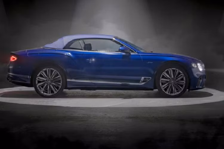 Chưa hết, hãng cũng đặc biệt trang bị cho Continental GT Speed Convertible tấm lót cổ tích hợp vào các tựa đầu ghế có chức năng làm ấm và êm ái hơn so với các mẫu xe trước. Mức giá xe Bentley Continental GT Speed Convertible 2021 hiện chưa được công bố.