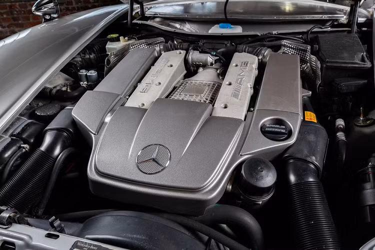 Sử dụng dữ liệu có được từ hình ảnh quét 3D một chiếc 300SL Gullwing, đội ngũ sản xuất đã tự chế tạo thủ công một bộ thân vỏ nhôm, cho dù một số yếu tố thiết kế đặc thù đã được tích hợp vào thân vỏ nhôm mới theo mong muốn của chủ xe. Ví dụ, tấm cản va phía sau mạ crôm của xe ban đầu đã được tháo bỏ và một ống pô kép đã được bổ sung.