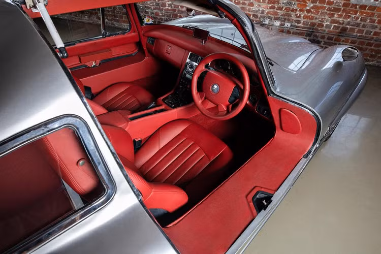 Cho dù không mạnh bằng động cơ tăng áp kép V6 của SLC 43 AMG đời mới hơn, động cơ siêu nạp V6 dung tích 3.2 lít của SLK 32 vẫn được giữ lại cho Gullwing Tribute, và vẫn là một động cơ mạnh mẽ. Ghép cặp với hộp số tự động 5 cấp, động cơ này sản sinh 350 mã lực, và thừa đủ mạnh bởi chiếc xe giờ đây dùng khung gầm nhẹ hơn 400 kg so với ban đầu.