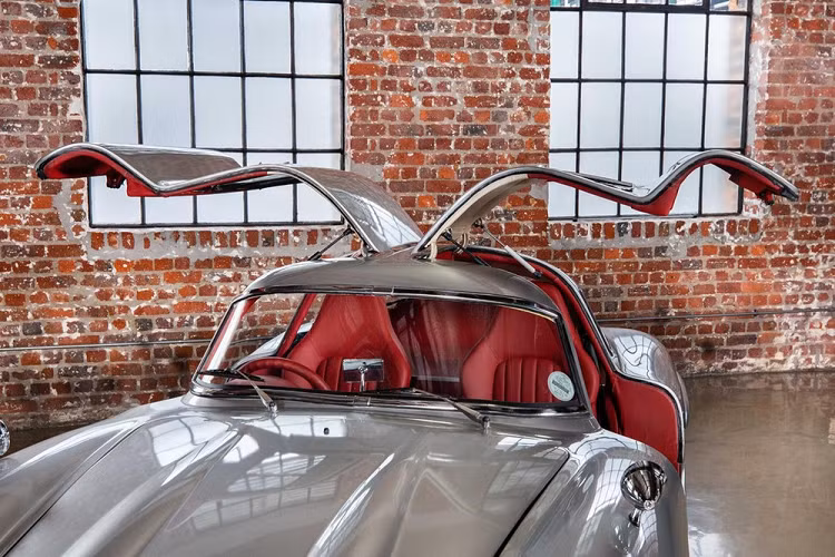 Vậy sẽ ra sao nếu ai đó quyết định kết hợp một chiếc Mercedes SLK thế hệ đầu tiên với Gullwing huyền thoại? Crossley &amp; Webb, một đại lý xe sang ở Cape Town, Nam Phi đã làm điều đó, và giờ đây họ đang chào bán chiếc xe độ cực độc của mình. Được đặt tên Gullwing Tribute, nó có những đường nét đẹp lộng lẫy của Gullwing nhưng thực tế được chế tạo bằng khung gầm của một chiếc SLK 2001 hiện đại.