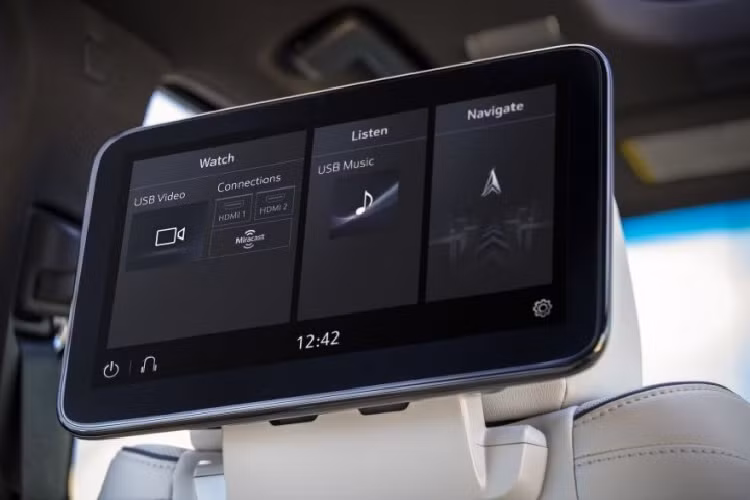 Thiết kế khoang nội thất của chiếc SUV hạng sang Cadillac Escalade này hiện vẫn còn là một bí ẩn, hãng độ Platinum Motorsport hay Kim Kardashian đều không tiết lộ bất cứ thông tin và hình ảnh cụ thể nào.