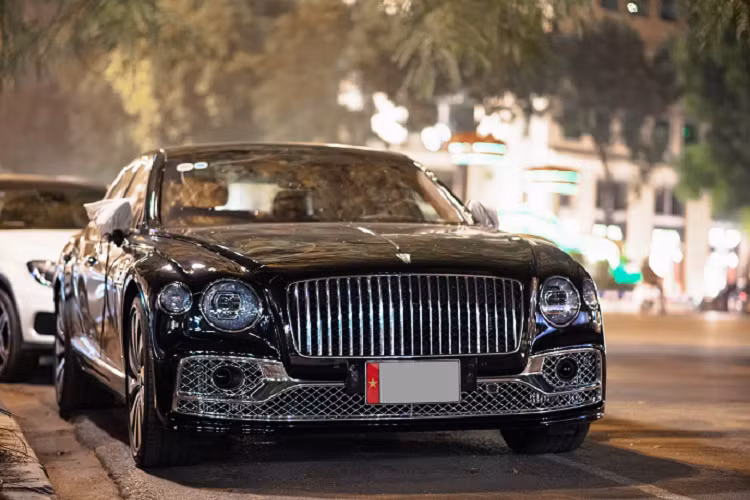 Nhờ phân bổ trọng lượng tốt hơn kết hợp hệ dẫn động AWD, Bentley Flying Spur và bản First Edition mới mang đến những chuyến đi êm ái và mượt mà hơn đáng kể, xe có thể tăng 60% lượng khí cho lò xo khí nén của hệ thống treo. Ngoài ra, Flying Spur 2020 cũng được trang bị hệ thống phanh trước 420mm, lớn hơn so với đời cũ để phù hợp với sức mạnh mới của chiếc sedan siêu sang.