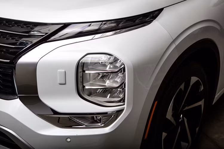 Sự khác biệt rõ rệt nhất của Mitsubishi Outlander PHEV 2022 so với bản thường nằm ở logo “Plug-in Hybrid EV” và “PHEV” cũng như cổng sạc bên sườn phải. Nguyên nhân là do mẫu xe này được trang bị hệ truyền động kết hợp giữa động cơ xăng và 2 mô-tơ điện.