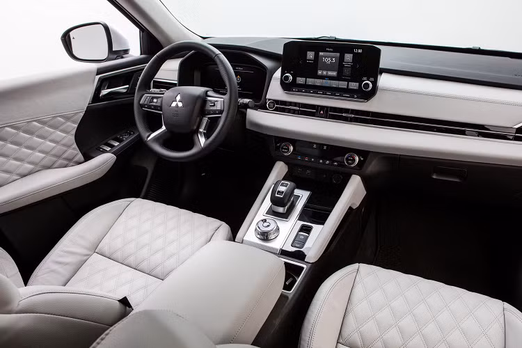 Ở bên sườn, Mitsubishi Outlander PHEV 2022 sẽ có đường dập gân nổi bật, kéo dài từ chắn bùn trước đến đèn hậu. Bên cạnh đó là hốc bánh "cơ bắp", cửa sổ thẳng đứng và đường chân kính mạ crôm ôm lấy cột D dày dặn.