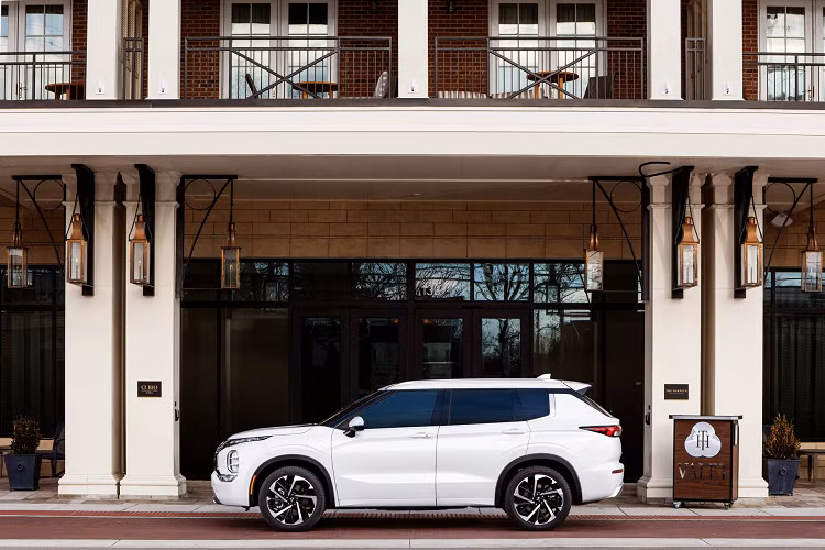Chưa hết, Mitsubishi Outlander PHEV 2022 còn có 7 chế độ lái khác nhau, bao gồm Normal (thông thường), Gravel (đường sỏi), Snow (đường tuyết), Power (mạnh mẽ) và Eco (tiết kiệm). Hiện hãng Mitsubishi chưa hé lộ 2 chế độ lái còn lại của xe. Tuy nhiên, sẽ không ngạc nhiên nếu Mitsubishi Outlander PHEV 2022 có chế độ lái EV như thế hệ cũ.