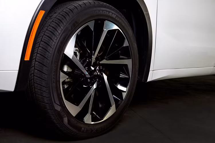 Dự đoán, động cơ xăng của Mitsubishi Outlander PHEV 2022 sẽ là loại 4 xi-lanh, dung tích 2.4L. Thêm vào đó là cụm pin lithium-ion 20 kWh, cho phép xe chạy 70 km mà không cần dùng đến động cơ xăng.