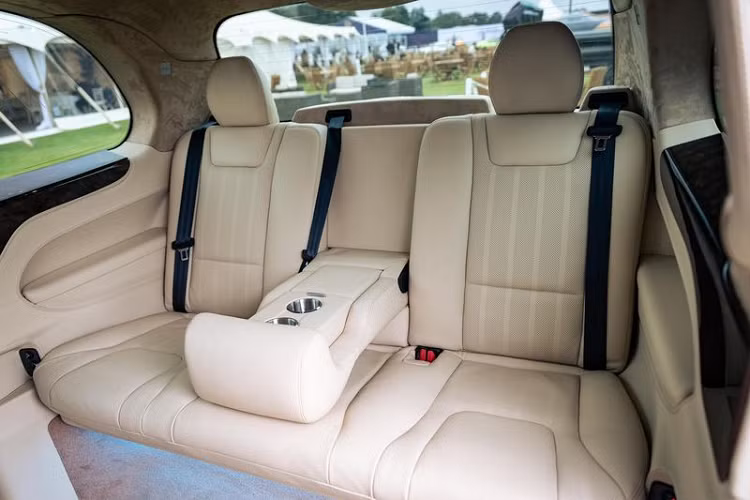 Ngoài ra, chủ sở hữu của Sutton VIP LEVC Taxi có thể yêu cầu trang bị nhiều tiện nghi khác cho chiếc taxi, ví dụ như cửa sổ trong phía sau, tấm ngăn bọc da, trò chơi điện tử Xbox, bảng điều khiển trò chơi điện tử Playstation và màn hình đa phương tiện 20 inch.