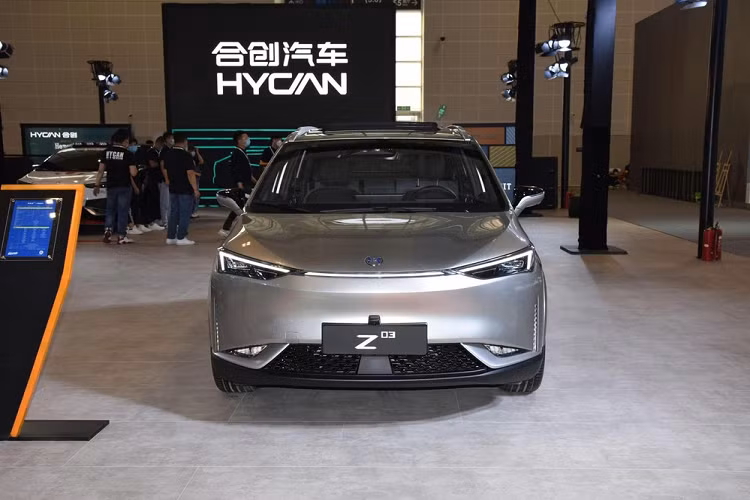 Diện mạo Hycan Z03 của Trung Quốc áp dụng phong cách thiết kế thẩm mỹ trẻ trung, tạo nên một bộ mặt thời trang và tiên tiến bằng cách sử dụng nhiều đường nét sắc cạnh. Mặt trước xe áp dụng thiết kế lưới tản nhiệt đóng kín, một phong cách thiết kế được ưa chuộng bởi nhiều mẫu xe điện hiện nay. Nó cũng trang bị đèn ban ngày LED, kết hợp với đèn pha ma trận thấu kính ở cả hai bên, do đó toàn bộ thân xe trông rất cá tính.