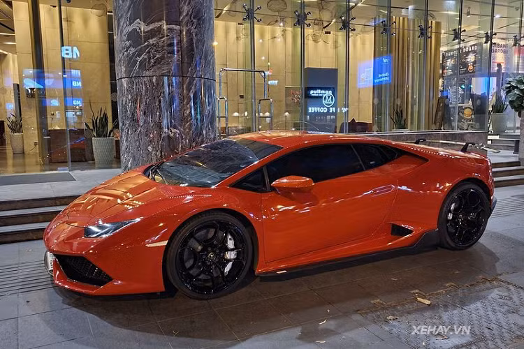 Ban đầu, siêu xe Lamborghini Huracan này sở hữu màu xanh cốm nguyên bản và cũng từng đổi nhiều màu thông qua việc dán decal, nhưng hiện tại xe đã được sơn lại trong sắc đỏ rực rỡ. Đây chính là một trong những chiếc Huracan đầu tiên có mặt tại Việt Nam.