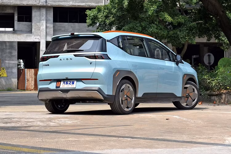 Mật độ năng lượng hệ thống pin của Aion Y là 184 Wh/kg, và điện năng tiêu thụ trên 100 km trong điều kiện làm việc là 13,8 kWh. Phiên bản pin cao nhât có thể mang lại cự li di chuyển 600 km theo chu kỳ NEDC. SUV điện Aion Y sẽ được trang bị mô tơ đồng bộ nam châm vĩnh cửu ở trục trước với công suất 181 mã lực và 350 Nm mô-men xoắn cực đại.