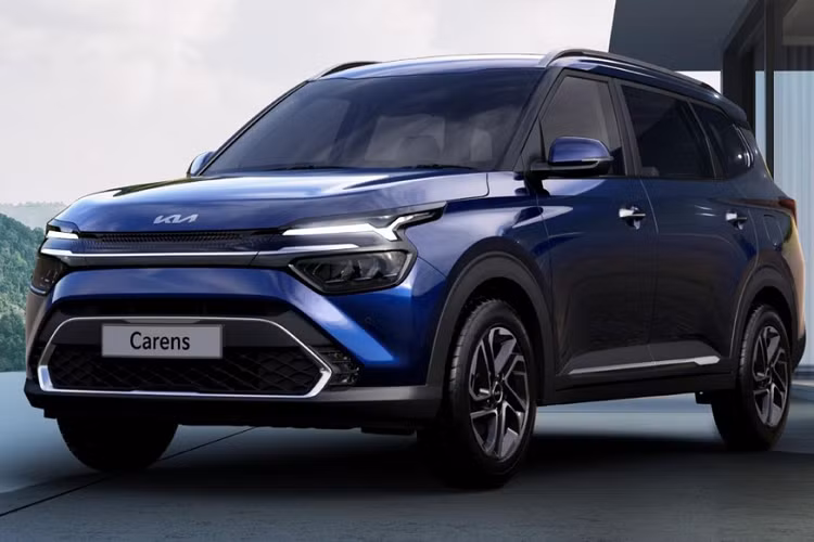 Bên ngoài, Kia Carens 2022 gây ấn tượng với thiết kế ngoại thất táo bạo và hiện đại. Ở đầu xe, mẫu MPV 7 chỗ này được trang bị lưới tản nhiệt "mặt hổ" kiểu mới và hệ thống đèn 2 tầng. Trong đó, dải đèn LED định vị ban ngày Star Map nằm trên và đèn pha LED được đặt bên dưới. Nằm giữa 2 đèn là nẹp mạ crôm vắt ngang đầu xe. Bên dưới còn có lưới tản nhiệt hình lục giác khá lớn, được bao quanh bằng viền mạ crôm. Phía trên lưới tản nhiệt này có thêm hốc gió trung tâm hẹp. Trong khi đó, ở hai bên lưới tản nhiệt dưới là cụm đèn sương mù trước.