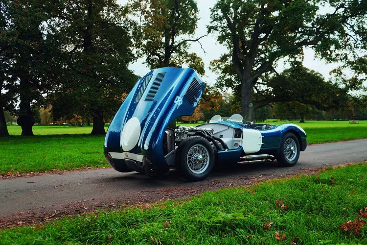 Khoang nội thất của chiếc Jaguar C-Typer Ecurie Ecosse mới này sẽ được trang bị bộ ghế đua với khung bằng nhôm được chế tác thủ công và được bọc da màu xanh lam. Bảng điều khiển của xe được trang bị đồng hồ đếm ngược “Master Time” từ thương hiệu nổi tiếng Tag Heuer.