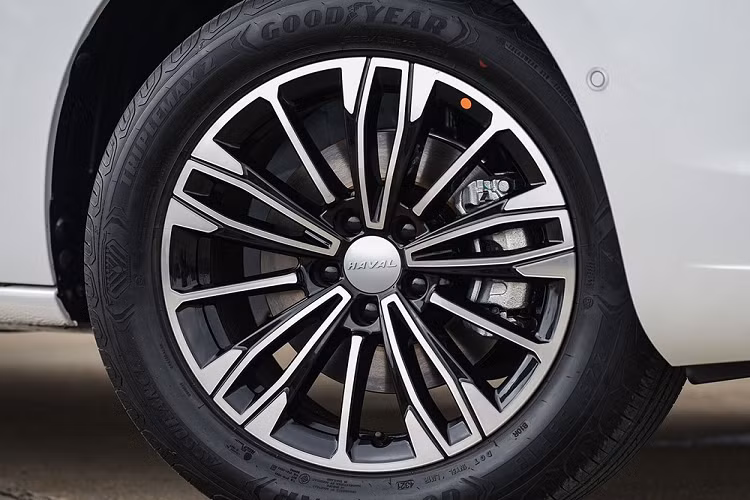 Tiện nghi thôi chưa đủ, Haval Jolion 2022 còn có nhiều tính năng an toàn như hệ thống kiểm soát hành trình thích ứng, phanh khẩn cấp tự động, cảnh báo va chạm phía trước, tránh va chạm với xe lớn ở làn bên cạnh, cảnh báo chuyển làn đường, giữ làn đường, cảnh báo chệch làn đường, cảnh báo điểm mù, cảnh báo phương tiện cắt ngang khi lùi, cảnh báo va chạm trong điểm mù khi lùi, camera 360 độ, 6 cảm biến đỗ xe trước và 6 cảm biến đỗ xe đằng sau. 