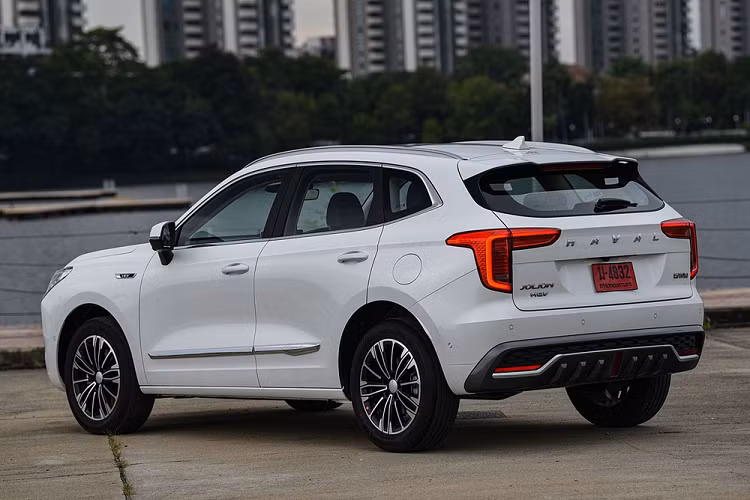 Bước vào bên trong mẫu xe này, người dùng sẽ thấy những trang bị như bảng đồng hồ kỹ thuật số với màn hình 7 inch, màn hình thông tin giải trí dạng cảm ứng 12,3 inch, màn hình hiển thị thông tin kính lái, hệ thống âm thanh 6 loa tự điều chỉnh theo tốc độ xe, cổng USB, sạc điện thoại thông minh không dây, điều hòa tự động 2 vùng, hệ thống lọc bụi mịn PM2.5, hệ thống định vị, tính năng ra lệnh bằng giọng nói, cập nhật phần mềm qua WiFi, ghế lái chỉnh điện 6 hướng, ghế phụ lái chỉnh tay 4 hướng và hệ thống làm mát ghế trước.