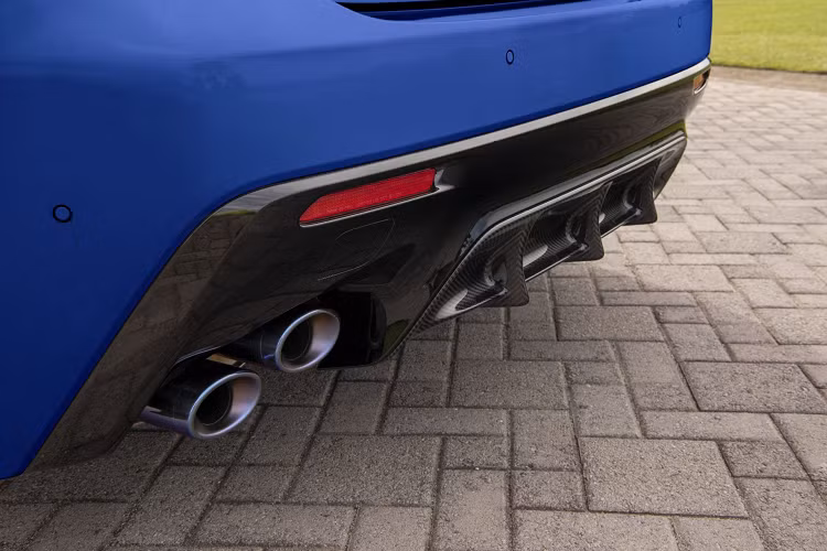 Xe được trang bị loạt chi tiết cao cấp bao gồm hệ thống phanh Brembo Carbon Ceramic, ống xả titan cùng bộ bodykit được làm bằng carbon bao gồm các phần líp ốp cũng như cánh gió sau, nắp capo của xe. Các chi tiết này giúp cải thiện tính khí động học của xe và giúp xe có thể tăng tốc từ 0 - 96 km/h chỉ trong vòng 3,96 giây (Nhanh hơn 4,2 giây đối với Lexus RC F).