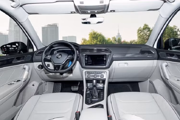 Nội thất mới của Tiguan Elegance mới nổi bật bởi thiết kế lịch lãm với tông màu đen và xám, ghế bọc nhung dạng lông cừu kết hợp sợi tổng hợp, có bơm hơi tựa lưng, sưởi và hệ thống massage mang lại sự thoải mái trên những chuyến hành trình dài.