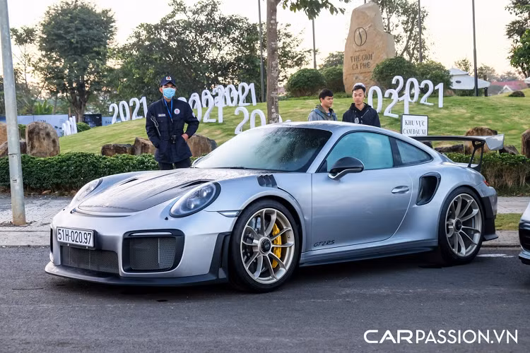 Siêu xe Porsche 911 GT2 RS có thiết kế đậm chất khí động học, ngoại thất của xe có sự xuất hiện của hàng loạt chi tiết bằng sợi carbon và bộ mâm 5 chấu kép màu vàng bắt mắt. Xe được trang bị động cơ Boxer 6 xi-lanh, dung tích 3.8 lít, sản sinh công suất tối đa 700 mã lực và mô men xoắn cực đại đạt 750 Nm, tăng tốc từ 0-100 km/h chỉ mất vỏn vẹn 2,8 giây và có tốc độ tối đa đạt 340 km/h. Tại thị trường trong nước, 911 GT2 RS được phân phối chính hãng với mức giá hơn 20 tỷ đồng.