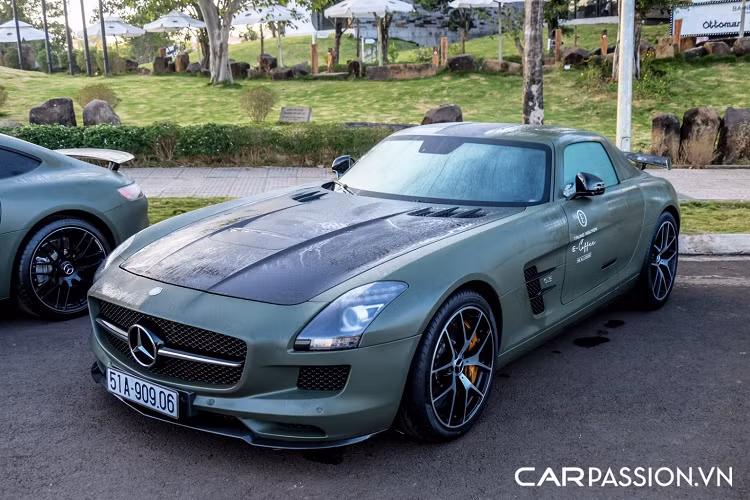 Khác với phiên bản AMG GT S tiêu chuẩn, phiên bản Edition 1 nhận được một số nâng cấp ở cả ngoại thất lẫn nội thất, cản trước của xe được trang bị thêm phần líp gió cỡ lớn, nóc kính trên chiếc AMG GT S đã được thay thế bằng phần nóc làm từ sợi carbon và bổ sung một chiếc cánh gió bắt cố định vào đuôi xe. Nội thất được ốp sợi carbon và sử dụng da Nappa kết hợp cùng da Dynamica cao cấp.