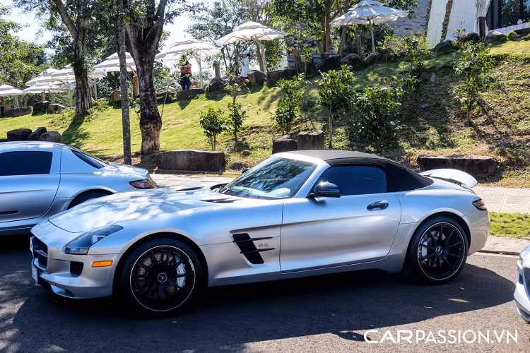 So với chiếc SLS AMG tiêu chuẩn, phiên bản Final Edition được trang bị hàng loạt những chi tiết làm từ sợi carbon ở ngoại thất như líp trước, nắp ca-pô và cánh gió sau. 