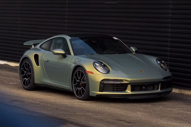 Hiện tại, Porsche 911 là một trong những mẫu xe thể thao được bàn tán nhiều nhất trên thế giới, nhất là mẫu GT3 mới ra mắt, nhưng bản 911 Turbo S cũng ấn tượng theo cách của riêng nó. Toàn bộ dòng siêu xe Porsche 911 luôn chú trọng việc cung cấp trải nghiệm lái hấp dẫn nhất có thể, nhưng chúng cũng là những chiếc xe hạng sang, và xe hạng sang đôi khi cần trưng diện bằng một lớp sơn “siêu đắt đỏ”.