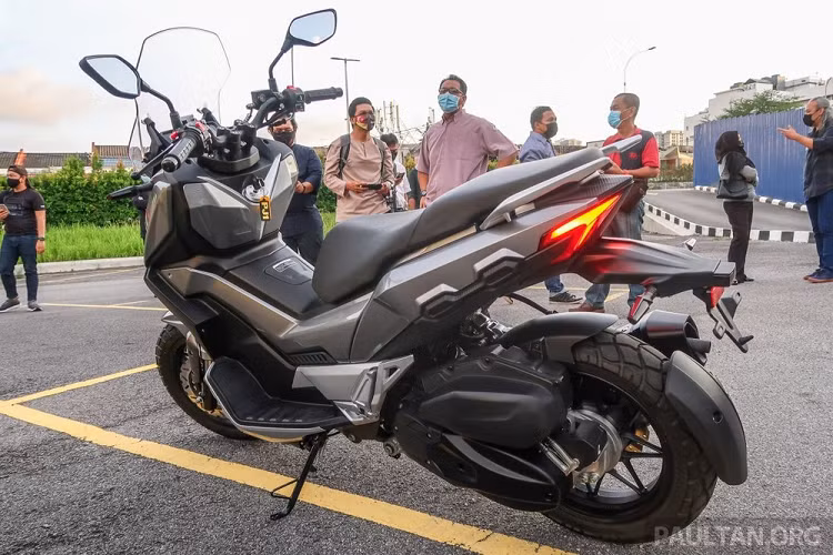 Theo quan sát, mẫu xe ga mới mẻ tại Malaysia này chính là phiên bản nhập khẩu từ Trung Quốc của mẫu xe Trung Quốc Lifan KPV 150 2021 vừa chính thức ra mắt cách đây ít ngày. Cũng vì thế, thông số của chiếc xe này không có gì khác biệt so với KPV150 tại thị trường Trung Quốc với khối động cơ 149.6 phân khối xy-lanh đơn làm mát nước.