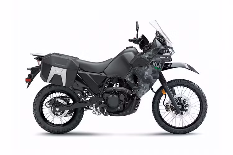 Một số phụ kiện được lắp thêm cho Kawasaki KLR 650 thế hệ mới bao gồm: khung chống đổ trên, dưới, chắn gầm, cụm đèn tăng sáng, 2 thùng hông (bản Adventure), thùng phía sau (bản Traveller), kính chắn gió cao hơn, có thể điều chỉnh lên, xuống.