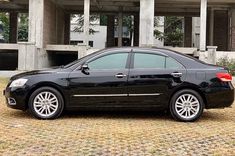 Phần đầu Camry 2011 sử dụng đèn pha xenon siêu sáng (HID) có khả năng tự động mở rộng góc chiếu khi vào cua, 2 ống xả phía sau. Nội thất Camry 3.5Q được trang bị nội thất ghế bọc da, ghế lái điều chỉnh điện 8 hướng, vô lăng điều chỉnh 4 hướng, nhớ vị trí ghế + vô lăng và tự động điều chỉnh gương chiếu hậu (ngoài). Ngoài ra, hàng ghế sau trên phiên bản 3.5Q này còn có có thể điều chỉnh ngả lưng bằng điện, có bệ tỳ tay trung tâm tích hợp nhiều nút bấm cũng là một “đặc sản” của Camry so với các đối thủ trong cùng phân khúc.