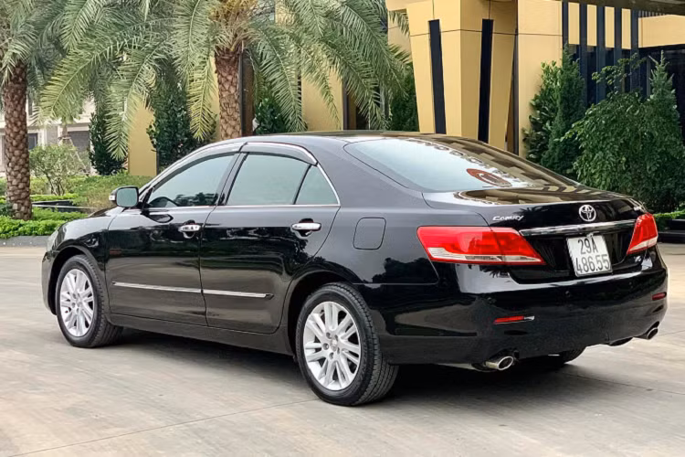 Xe đi kèm với các trang bị tiện nghi như: điều hòa tự động, chìa khóa thông minh Smart key, khởi động xe bằng nút bấm. Hệ thống an toàn trên Camry 3.5Q trang bị 2 túi khí cho hàng khách phía trước, 2 bên hông xe, hơn hẳn so với bản Camry 2.4G chỉ có 2 túi khí phía trước. Bên cạnh hỗ trợ phanh (BA), chống bó phanh (ABS) và hệ thống phân bổ lực phanh (EBD), đi kèm với cảm biến hỗ trợ đỗ xe trước và sau.