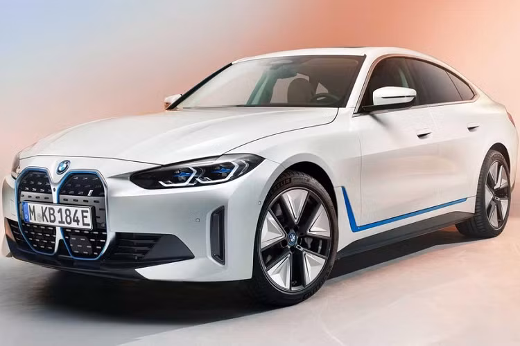 Phiên bản sản xuất trông gần như giống hệt với Concept i4, một điều không gây ngạc nhiên khi bản concept đó giống một nguyên mẫu cận sản xuất hơn là một chiếc xe trưng bày triển lãm với những chi tiết thiết kế phóng đại. Thông qua hình ảnh ở đây, ta có thể thấy nó có vẻ tương đồng lớn với BMW 4 Series Gran Coupe thế hệ mới, đặc biệt là vẻ ngoài.