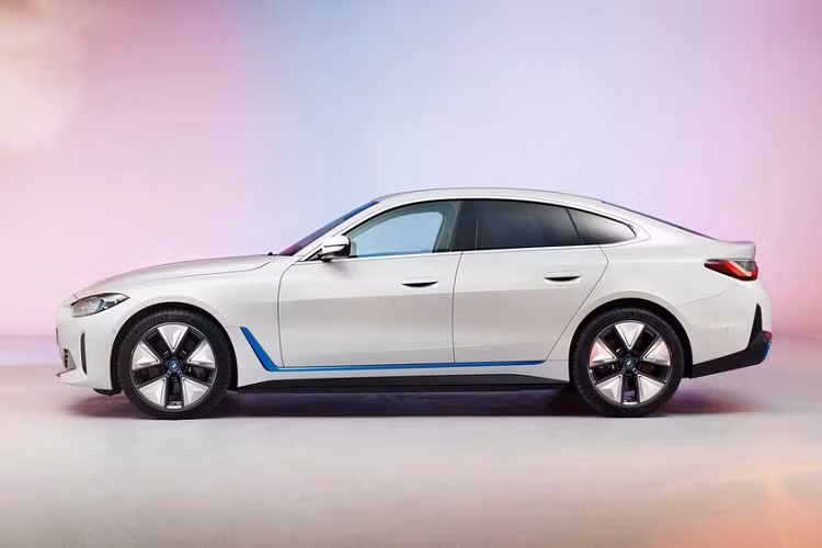 Các cửa sau không phải là sự thay đổi duy nhất so sánh với 4 Series Coupe vì i4 mới còn có tay nắm cửa tái thiết kế vẫn ở dạng chìm để tạo khí lưu tốt hơn. Chi tiết này không chỉ dành riêng cho bản xe điện vì những hình ảnh chụp trộm đã hé lộ 4 Series Gran Coupe sẽ áp dụng thiết kế tương tự để cải thiện tính khí động học.