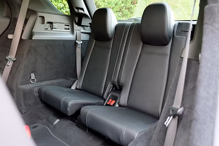 Có thể nói, options sẵn có của GLE 300 d 4MATIC AMG Dynamic lắp ráp tại Thái cao hơn nhiều với so với options tiêu chuẩn của GLE 450 4MATIC chính hãng tại Việt Nam (khách mua có thể build thêm).