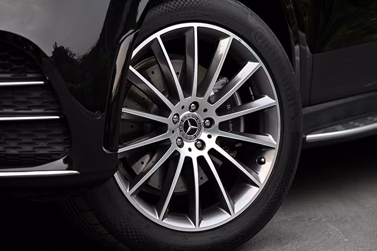 So với phiên bản GLE 450 máy xăng, Mercedes-Benz GLE 300d máy dầu có tính kinh tế và mô-men xoắn cao hơn. Khác với thị hiếu mua xe sang của người Việt ưa chuộng xe máy xăng, thì người Thái lại chuộng xe sang máy dầu. Chính vì thế, cả ba dòng xe cao cấp của Mercedes-Benz gồm GLE, GLS và đến dòng S-Class thế hệ mới nhất (W223) đều lắp và phân phối bản máy dầu.