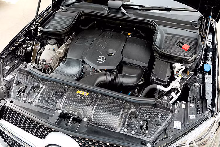 Khác với thị trường Việt, phiên bản GLE 450 sử dụng máy xăng I6 3.0L mild hybrid EQ-Boost (MHEV). Phiên bản GLS 350d máy dầu ở Thái sử dụng động cơ dầu 4 cyl thẳng hàng (I4) dung tích 2.0L tăng áp (mã động cơ OM654), cho công suất 245 mã lực tại 4.200 v/p và mô-men xoắn cực đại 500Nm từ 1.600 – 2.400 v/p. Sức mạnh được truyền xuống bốn bánh 4Matic thông qua hộp số tự động 9 cấp (9G-TRONIC).
