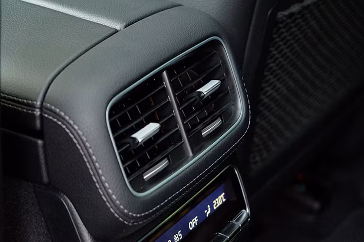 Mercedes-Benz Việt Nam (MBV) hiện tại không có kế hoạch lắp ráp dòng SUV cỡ trung này, mà chỉ quan tâm đẩy mạnh lắp ráp dòng SUV là GLC. Hiện tại trên thị trường Việt, dòng GLE 450 4Matic là một dòng xe khá hút khách, khách đặt mua xe phải chờ đợi