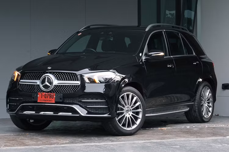 Mercedes-Benz GLE thế hệ mới mang ngôn ngữ thiết kế mới trẻ trung và hiện đại hơn. Xe có kích thước dài x rộng x cao lần lượt là 4.930 x 2.018 x 1.795 mm, đi cùng với chiều dài cơ sở 2.995mm. Nhờ chiều dài cơ sở dài hơn khoảng 70mm so với thế hệ cũ, GLE thế hệ mới có thêm hàng ghế thứ 3. Tương tự GLE450 tại Việt Nam, GLE 300d ở Thái cũng có ấu hình 7 chỗ (theo kiểu 5+2).