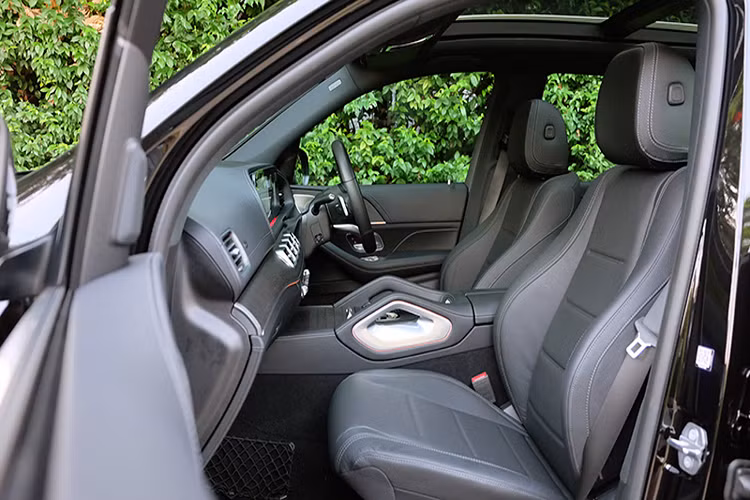 Nội thất GLE 300 d 4MATIC AMG Dynamic được trang bị hệ thống thông tin giải trí MBUX mới nhất, sử dụng cặp màn hình 12,3 inch bao gồm màn hình hỗ trợ lái và cảm ứng trung tâm đa kết nối. Vô lăng thể thao 3 chấu phong cách thể thao, trang bị HUD, cửa sổ trời toàn cảnh, dàn âm thanh Burmester.
