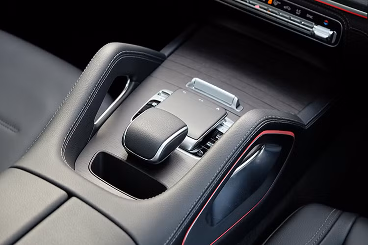 Tại thị trường Việt Nam, phân khúc SUV hạng sang cỡ trung phân phối chính hãng chỉ có máy xăng và hiếm khi có xe máy dầu. Ở thời điểm năm 2014, nhà phân phối cũ của BMW đã từng mang 1 lô X5 phiên bản máy dầu xDrive30d – đây chính đối thủ của GLE (ML tên gọi cũ), mãi đến hiện nay phân khúc SUV hạng sang cỡ trung này vẫn không có lựa chọn xe máy dầu. Có thể nói, thị hiếu người dùng xe sang Việt không “mặn mà” với xe sang máy dầu.