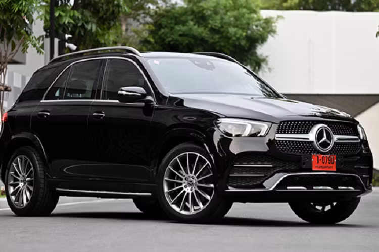 Tương tự dòng SUV hạng sang cỡ lớn Mercedes-Benz GLS thế hệ mới được lắp ráp tại Thái Lan với duy nhất phiên bản máy dầu GLS 350d 4MATIC có giá bán khoảng 4,9 tỷ đồng (6,499 triệu bath). Dòng Mercedes-Benz GLE 2021 mới được định vị thấp hơn nay đã có xe lắp ráp tại Thái Lan, duy nhất một phiên bản GLE 300 d 4MATIC AMG Dynamic có giá 5,19 triệu bath (khoảng 3,8 tỷ đồng). Nhờ lợi thế lắp ráp trong nước, nên nguồn cung của hai dòng xe GLE hay cao hơn là GLS hay dòng S-Class thế hệ mới tại thị trường Thái Lan luôn có sẵn.