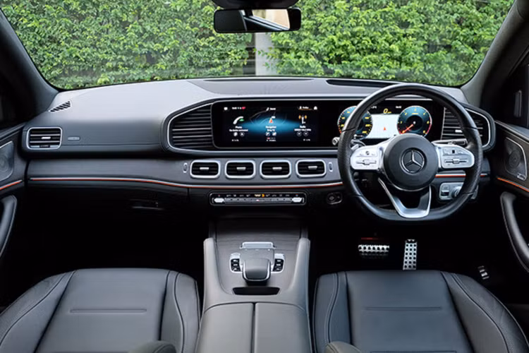 Phiên bản GLE 300 d 4MATIC AMG Dynamic tại Thái Lan được trang bị gói trang trí ngoại thất thể thao theo gói trang trí AMG Line. Xe sở hữu cụm đèn pha MULTIBEAM LED với tổng cộng 112 bóng LED. “Dàn chân” xe sử dụng bộ mâm đa chấu AMG có kích thước 21 inch.